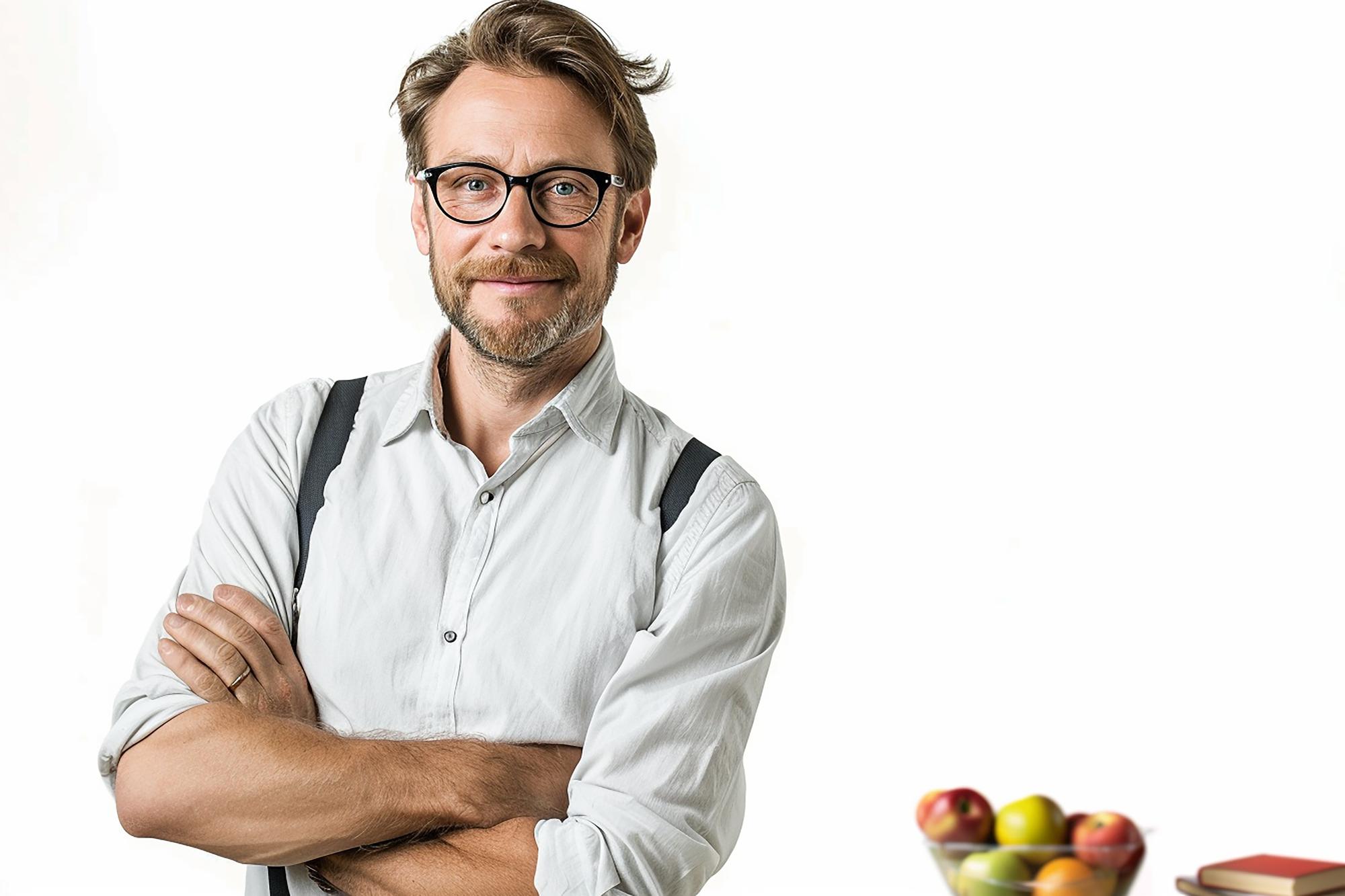 Uśmiechnięty instruktor w studio kulinarnym